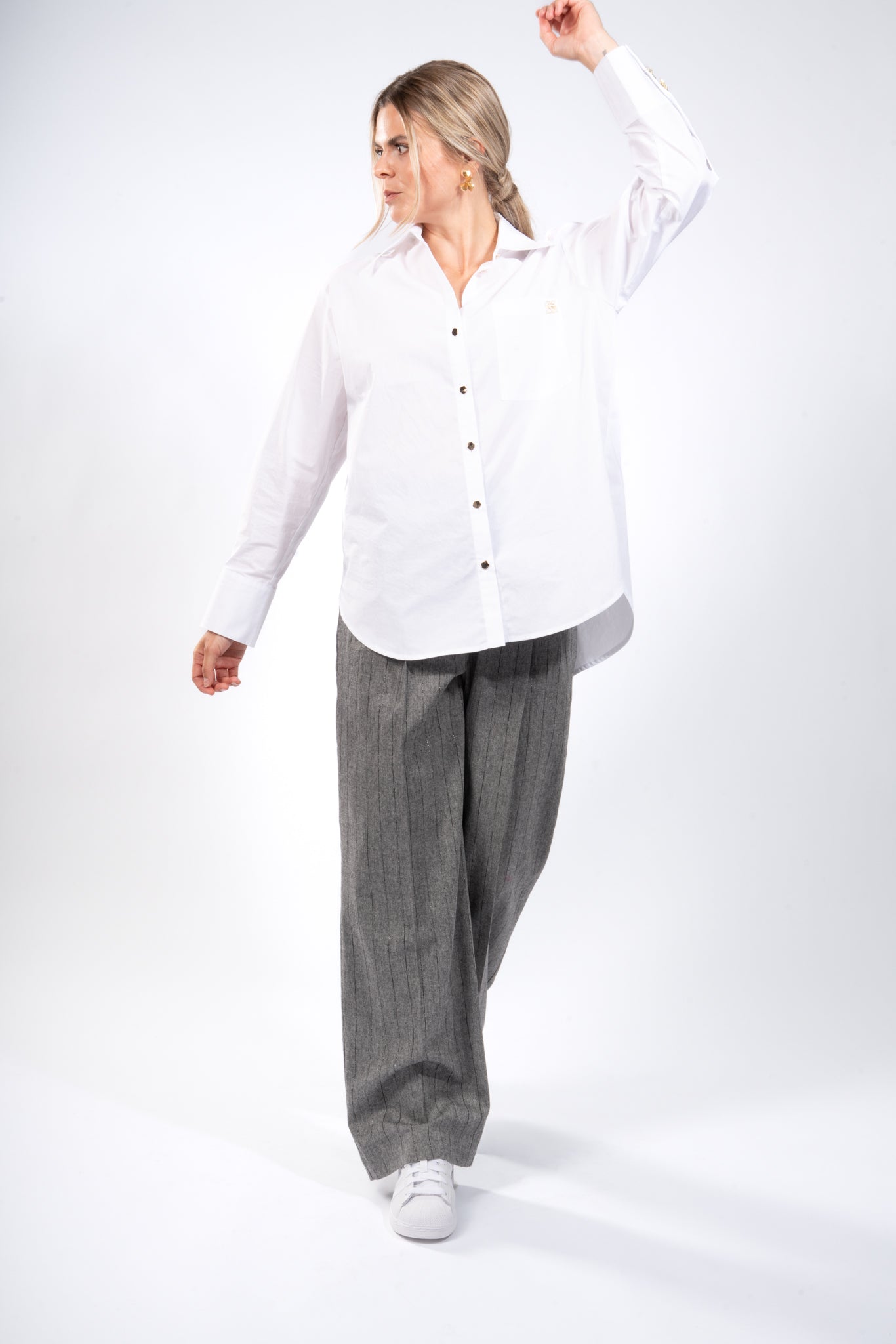 Oversized Hemdbluse aus Popelin - mit Brosche zum Knoten