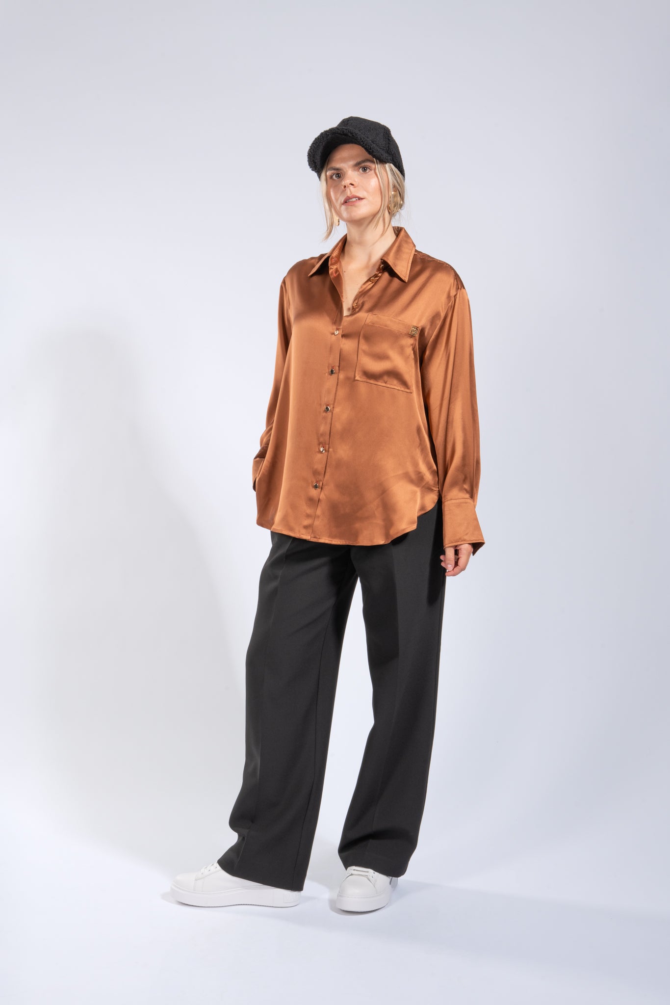 Oversized Hemdbluse aus Seide - mit Brosche zum Knoten