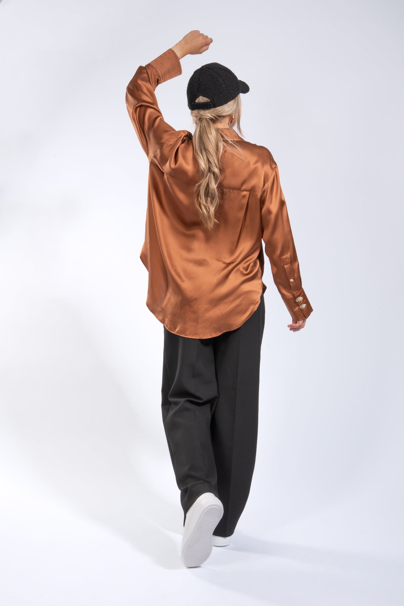 Oversized Hemdbluse aus Seide - mit Brosche zum Knoten