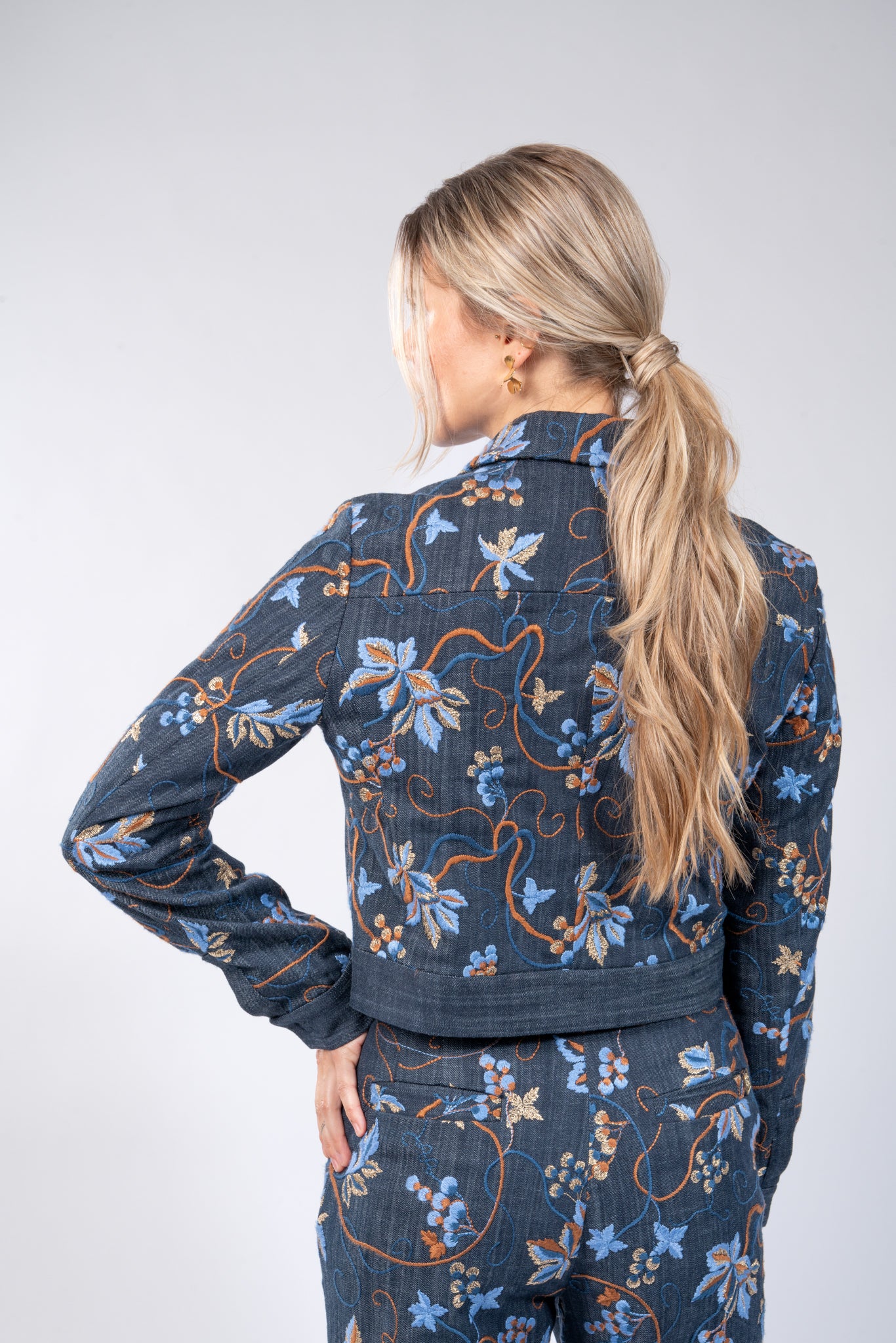 Kurzes Jäckchen aus besticktem Denim