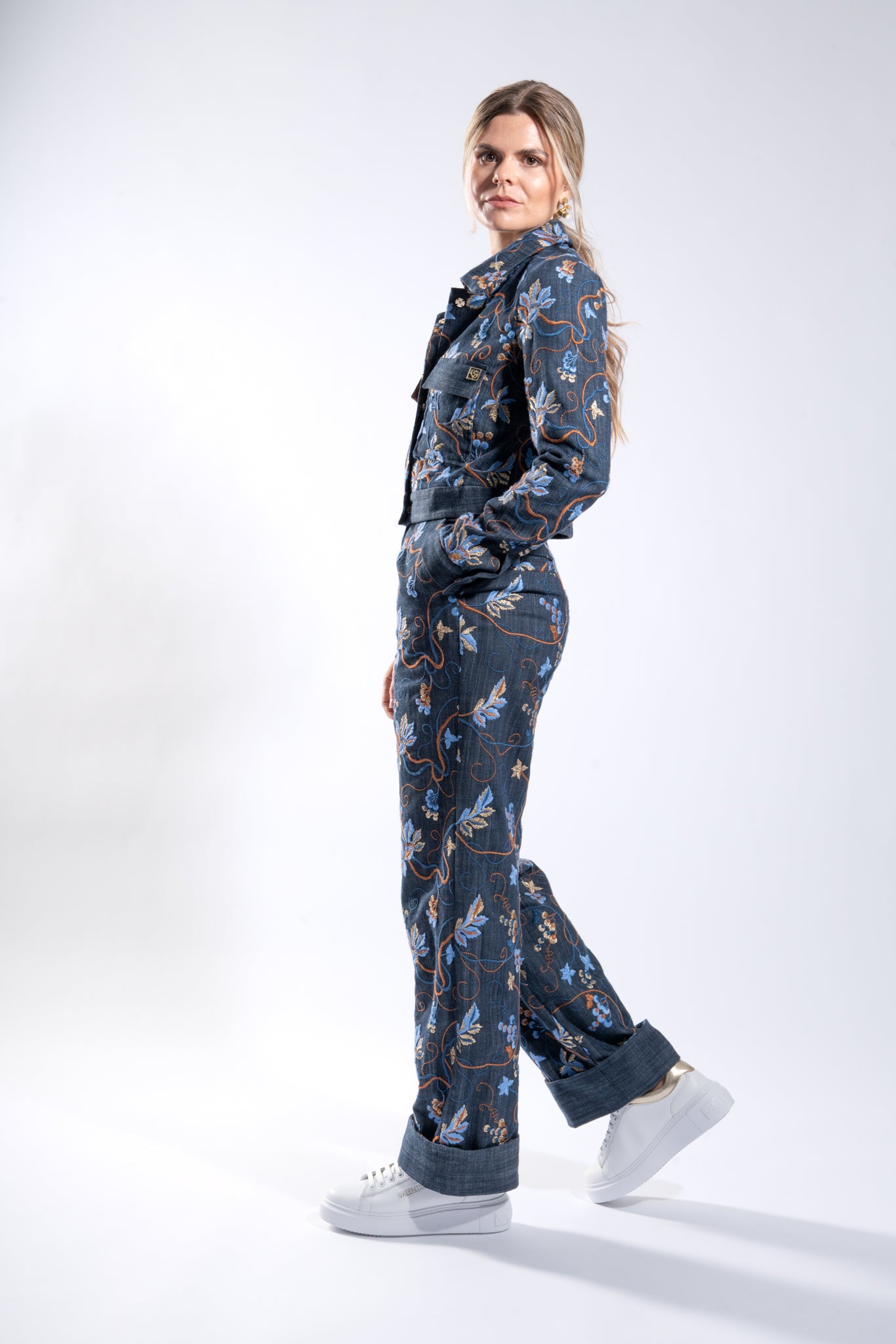 Weite Hose aus besticktem Denim mit breitem Aufschlag