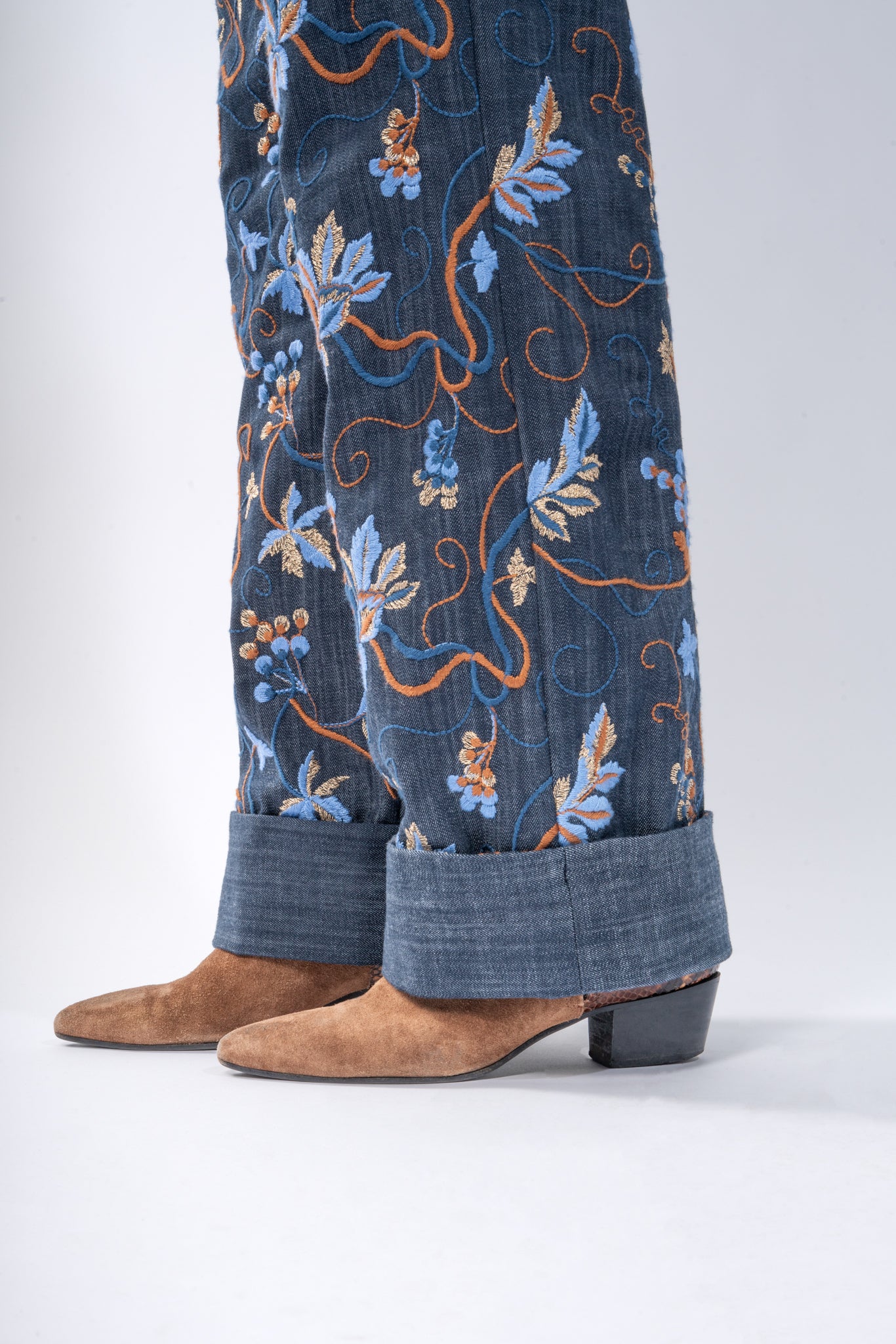Weite Hose aus besticktem Denim mit breitem Aufschlag