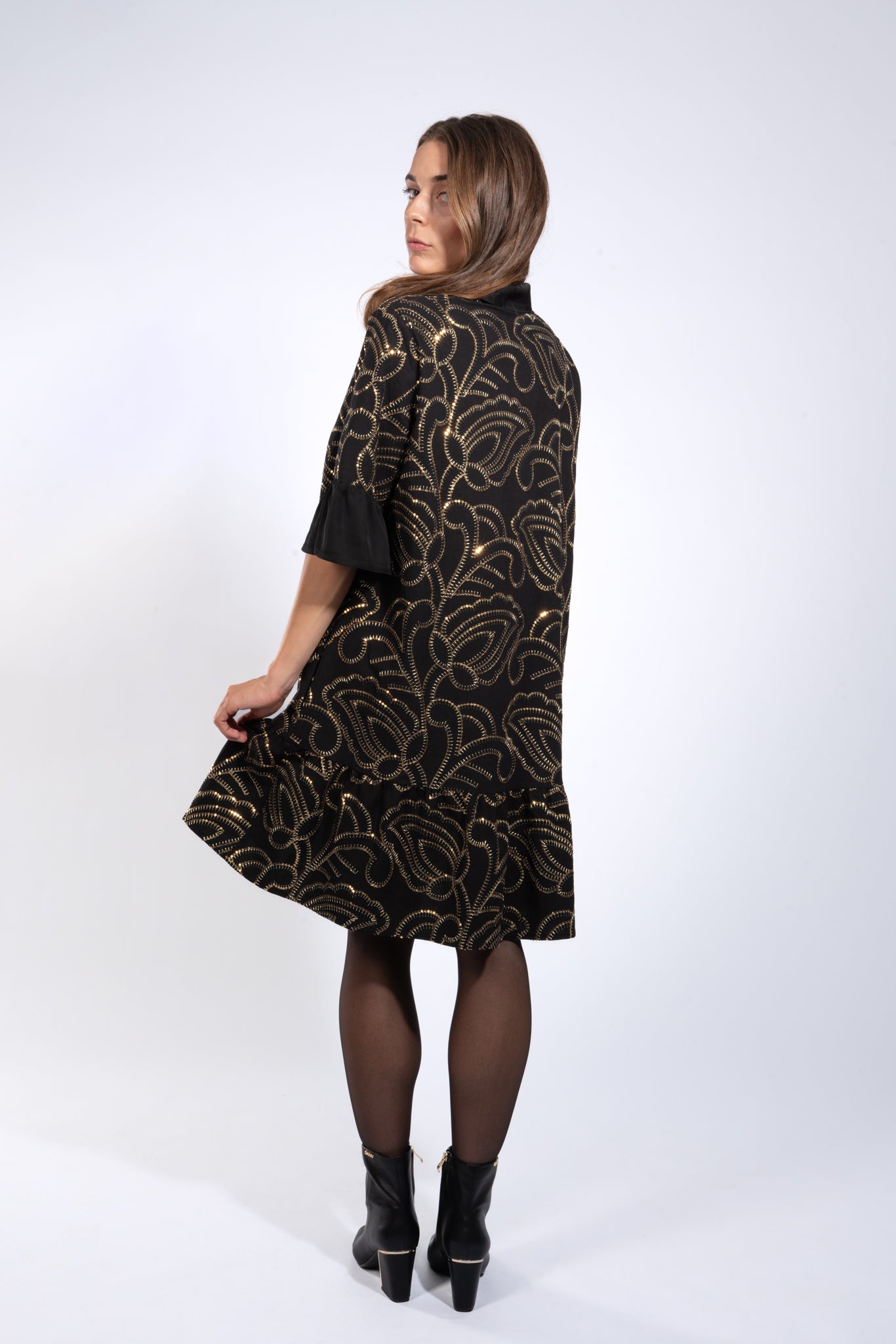 Kurzes schwingendes Kleid aus bestickter Baumwolle mit Goldknöpfen