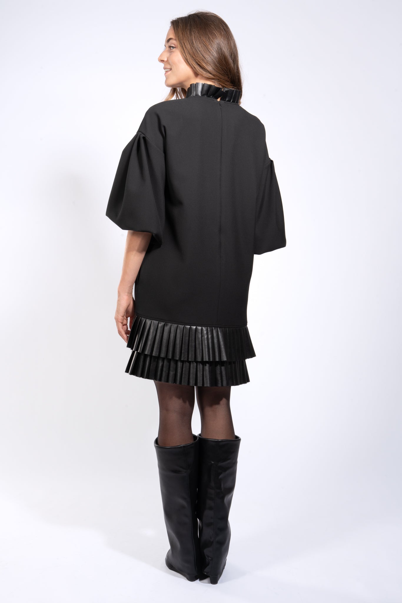 Kurzes Kleid mit veganen Lederfalten