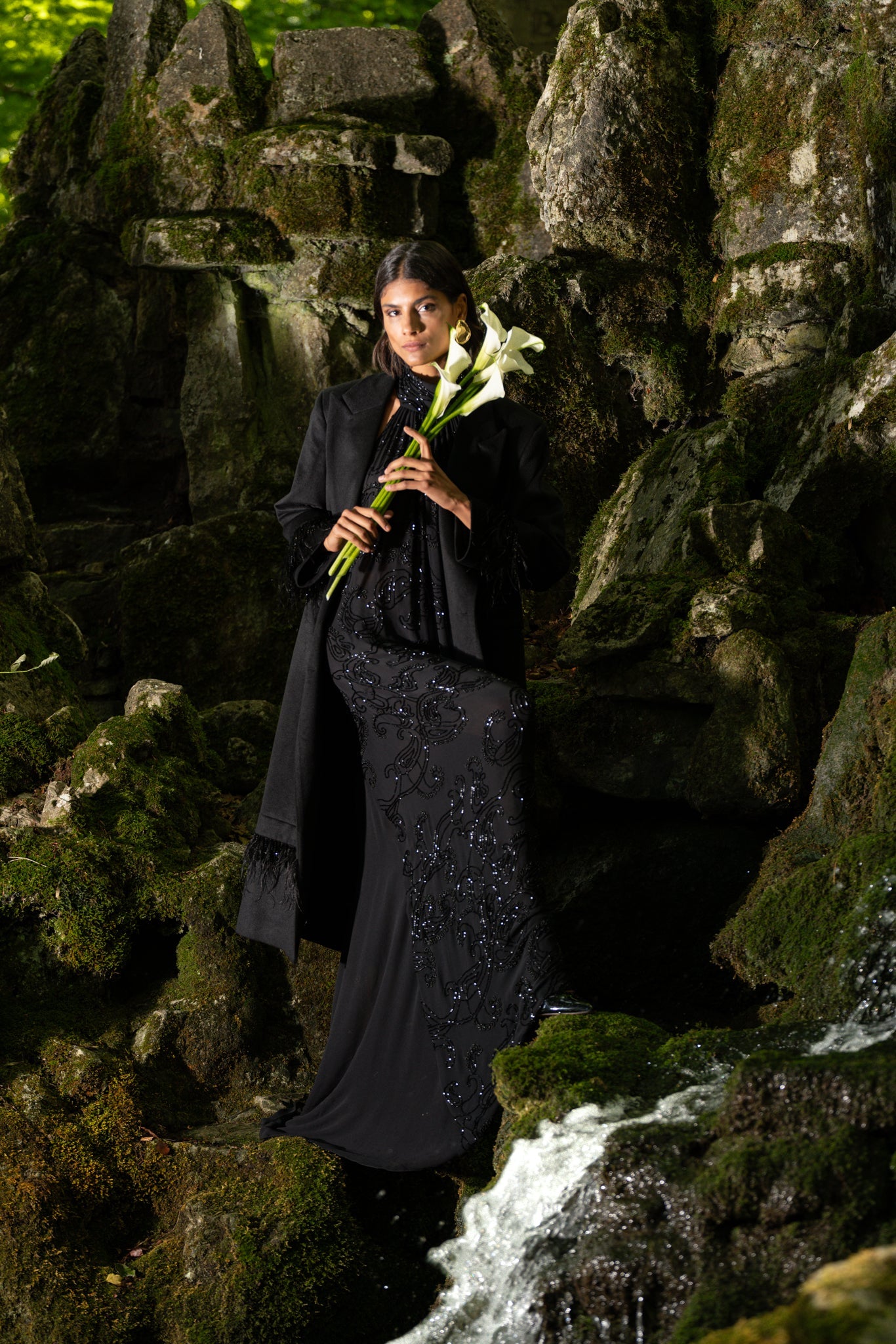 Mantel aus Schurwoll - Kaschmir - Mischung mit Federn und Perlen - Clara Siegenthaler GmbH