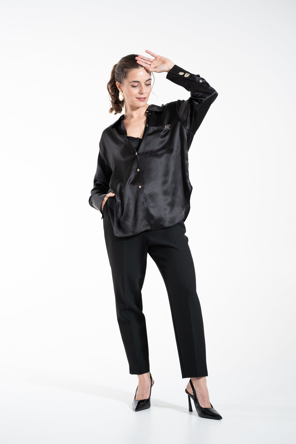 Oversized Hemdbluse aus Seide - mit Brosche zum Knoten - schwarz
