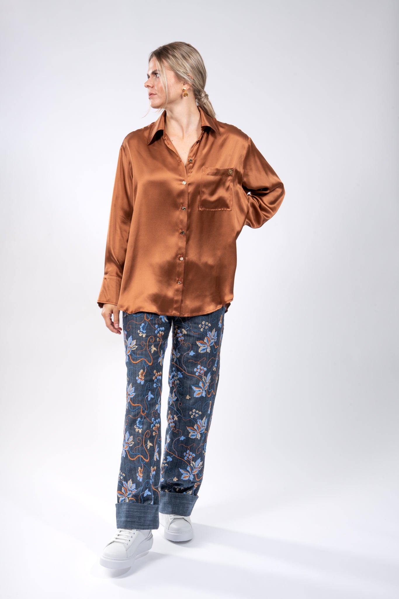 Oversized Hemdbluse aus Seide - mit Brosche zum Knoten