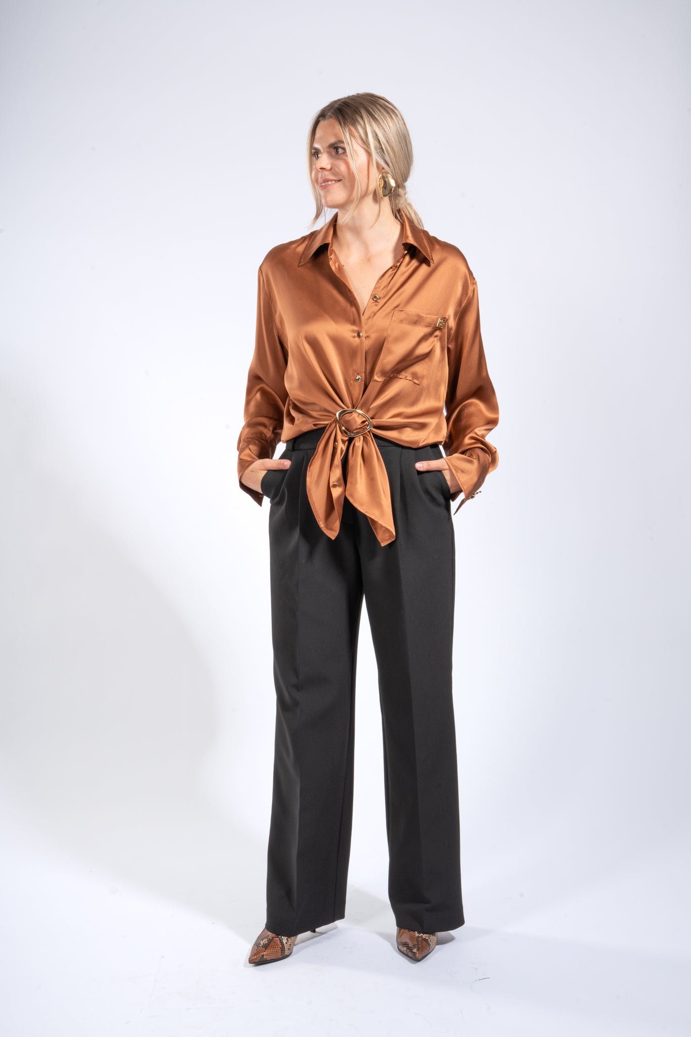 Oversized Hemdbluse aus Seide - mit Brosche zum Knoten
