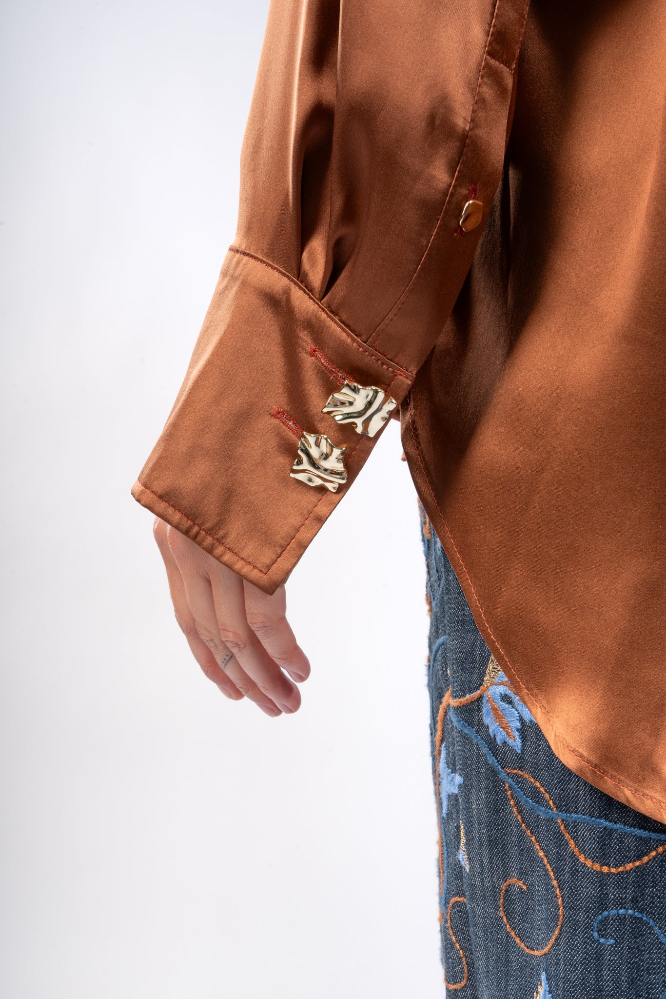 Oversized Hemdbluse aus Seide - mit Brosche zum Knoten