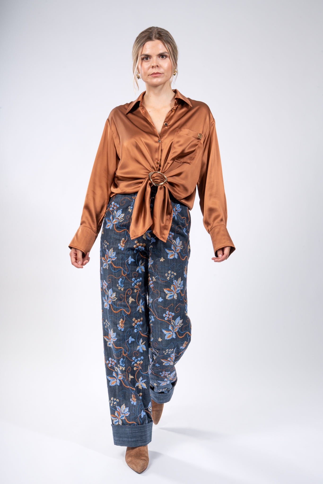 Oversized Hemdbluse aus Seide - mit Brosche zum Knoten