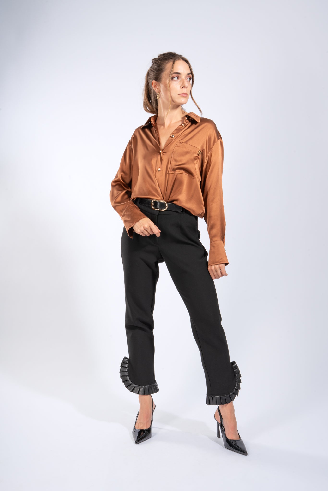 Oversized Hemdbluse aus Seide - mit Brosche zum Knoten