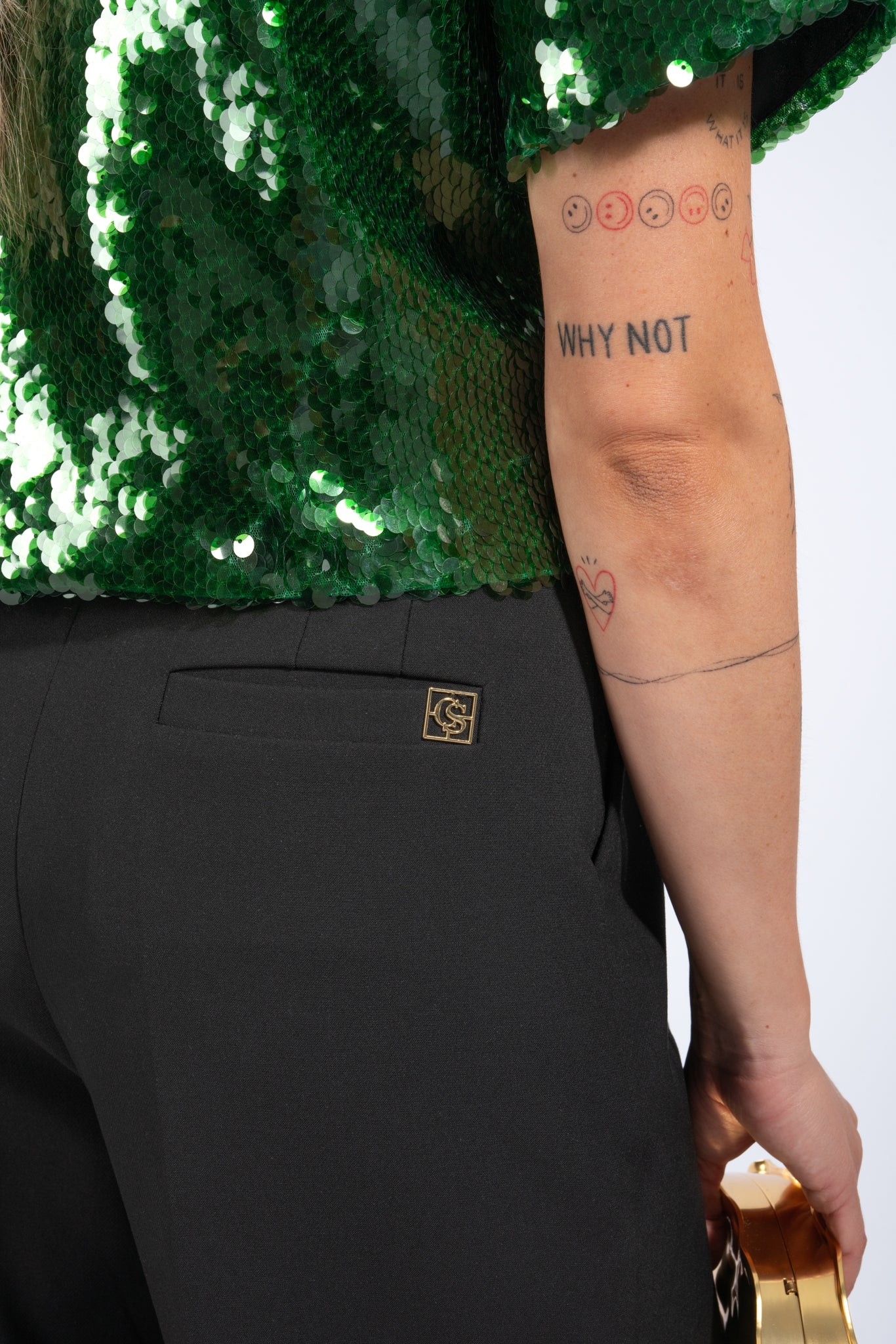 Pailletten Shirt gepatcht mit veganen Lederfalten