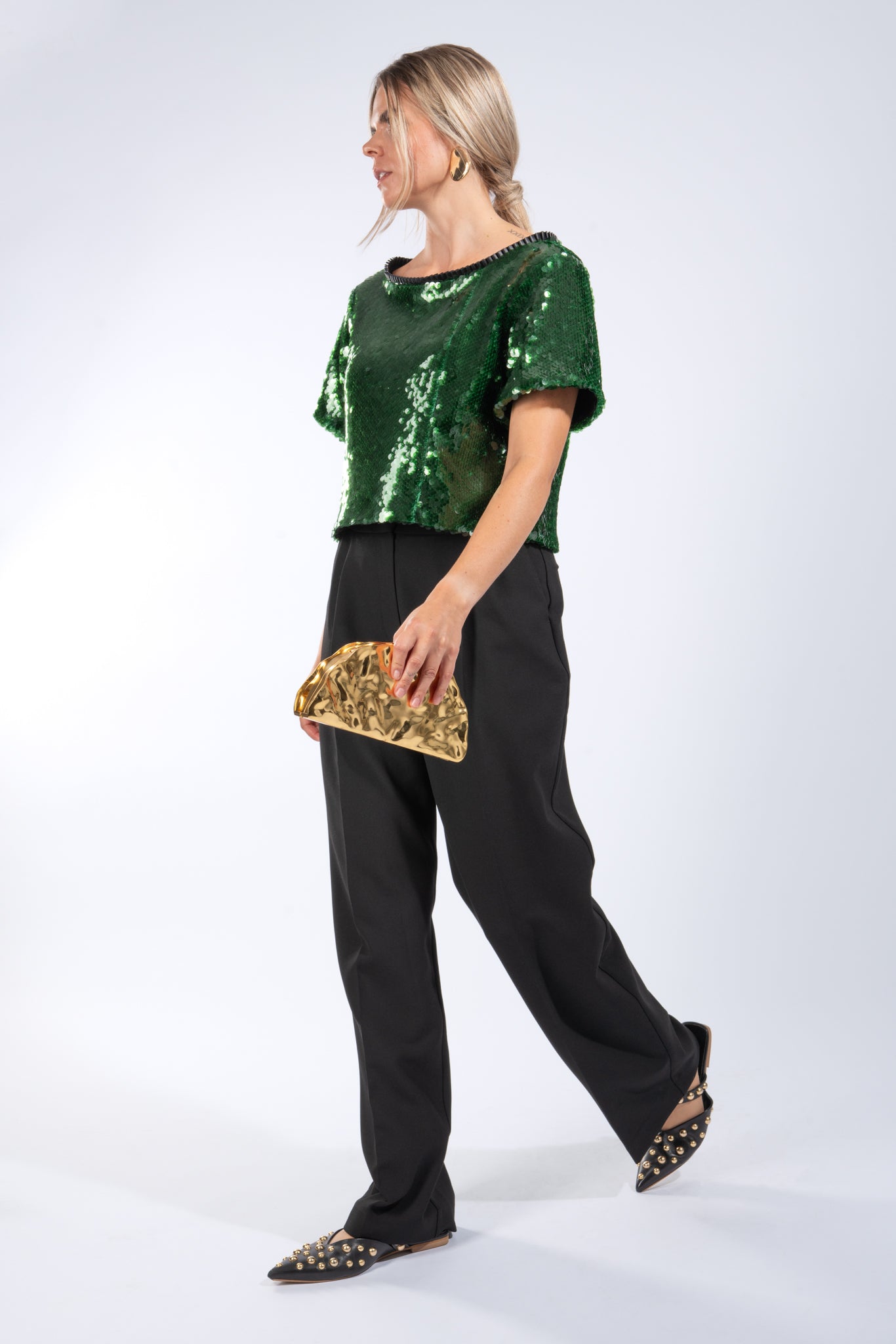 Pailletten Shirt gepatcht mit veganen Lederfalten