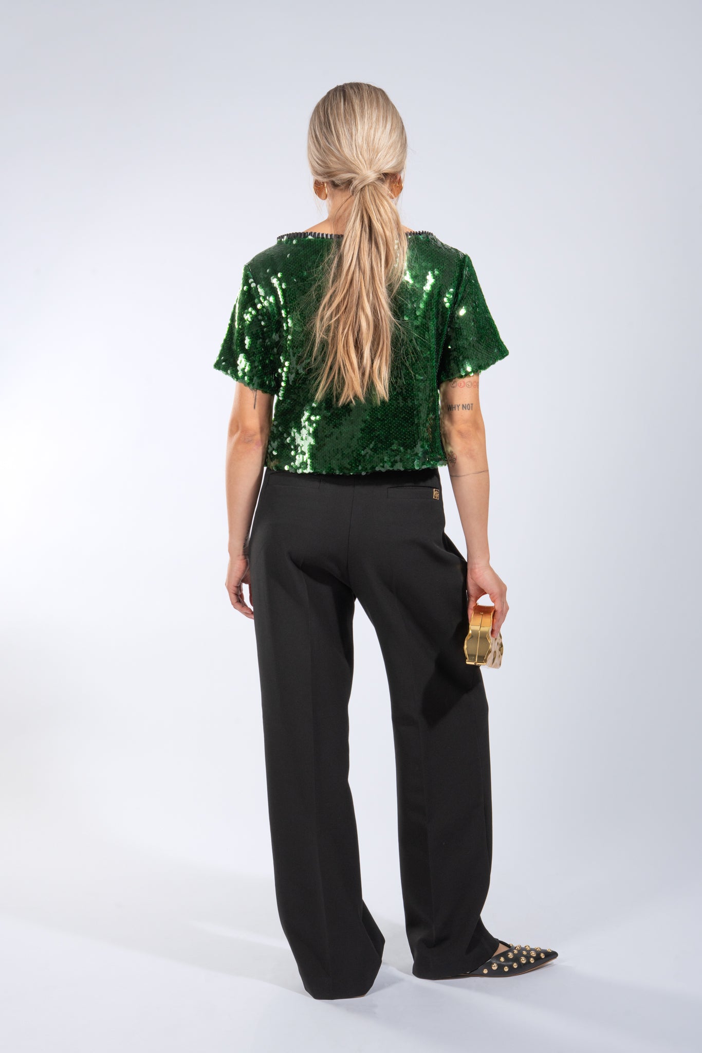 Pailletten Shirt gepatcht mit veganen Lederfalten