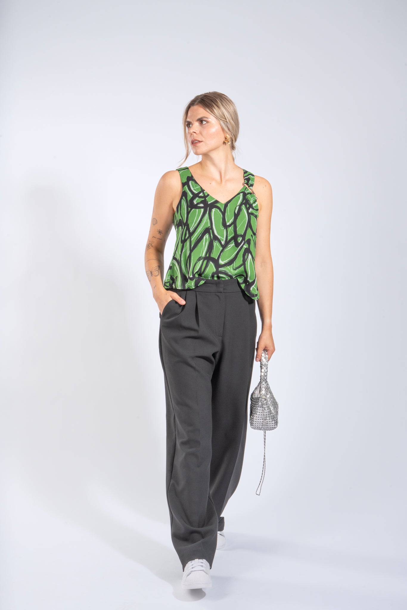 Chiffon-Seiden Top mit Brosche in grafischem Print