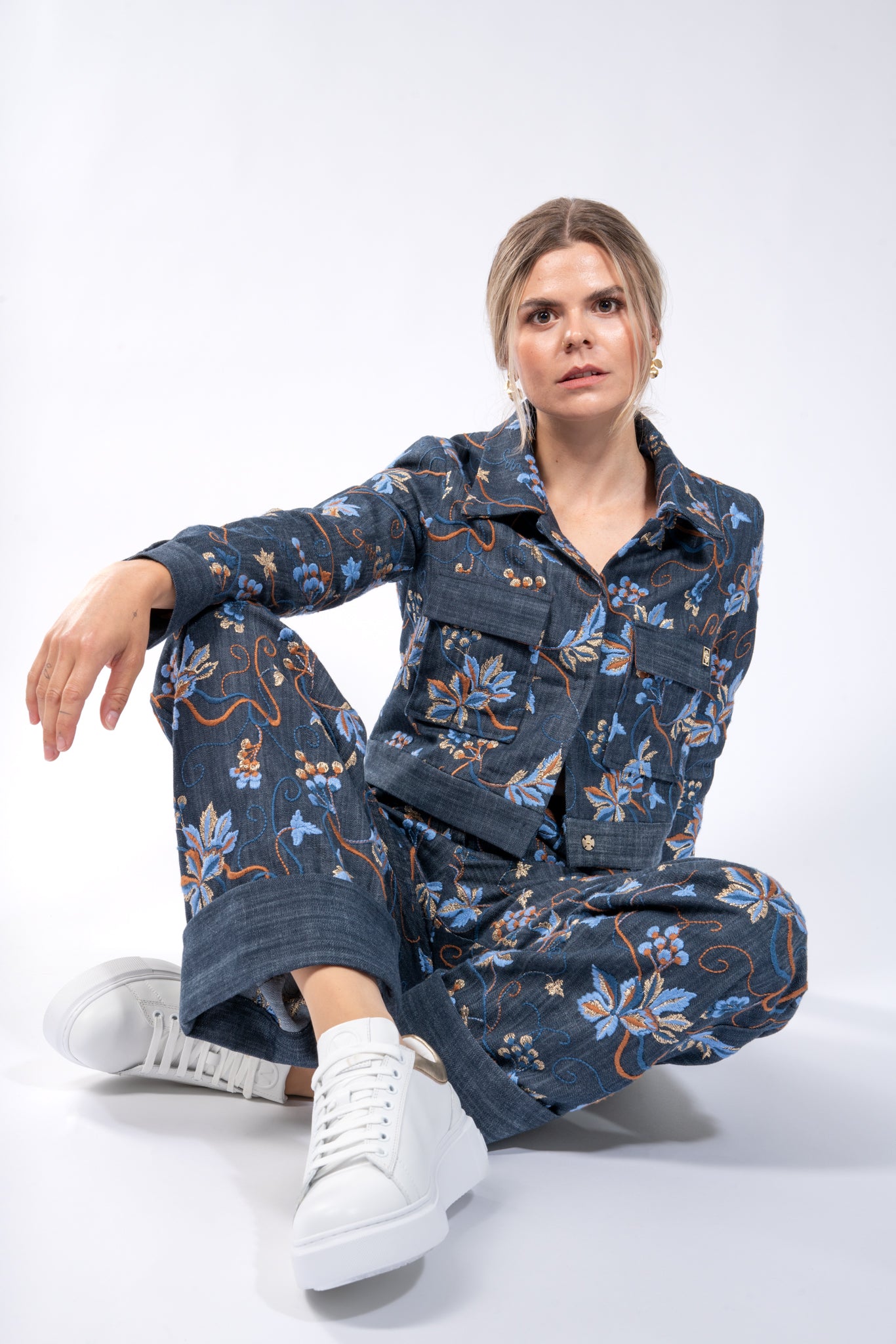 Kurzes Jäckchen aus besticktem Denim