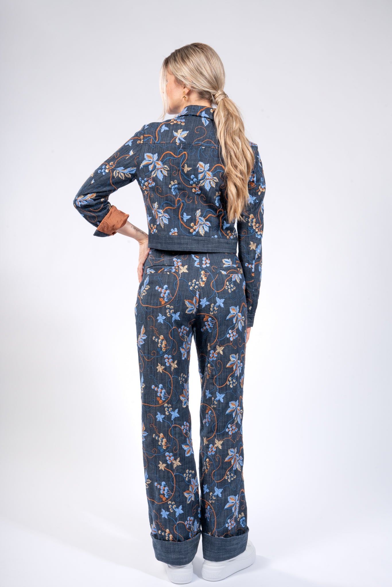 Kurzes Jäckchen aus besticktem Denim