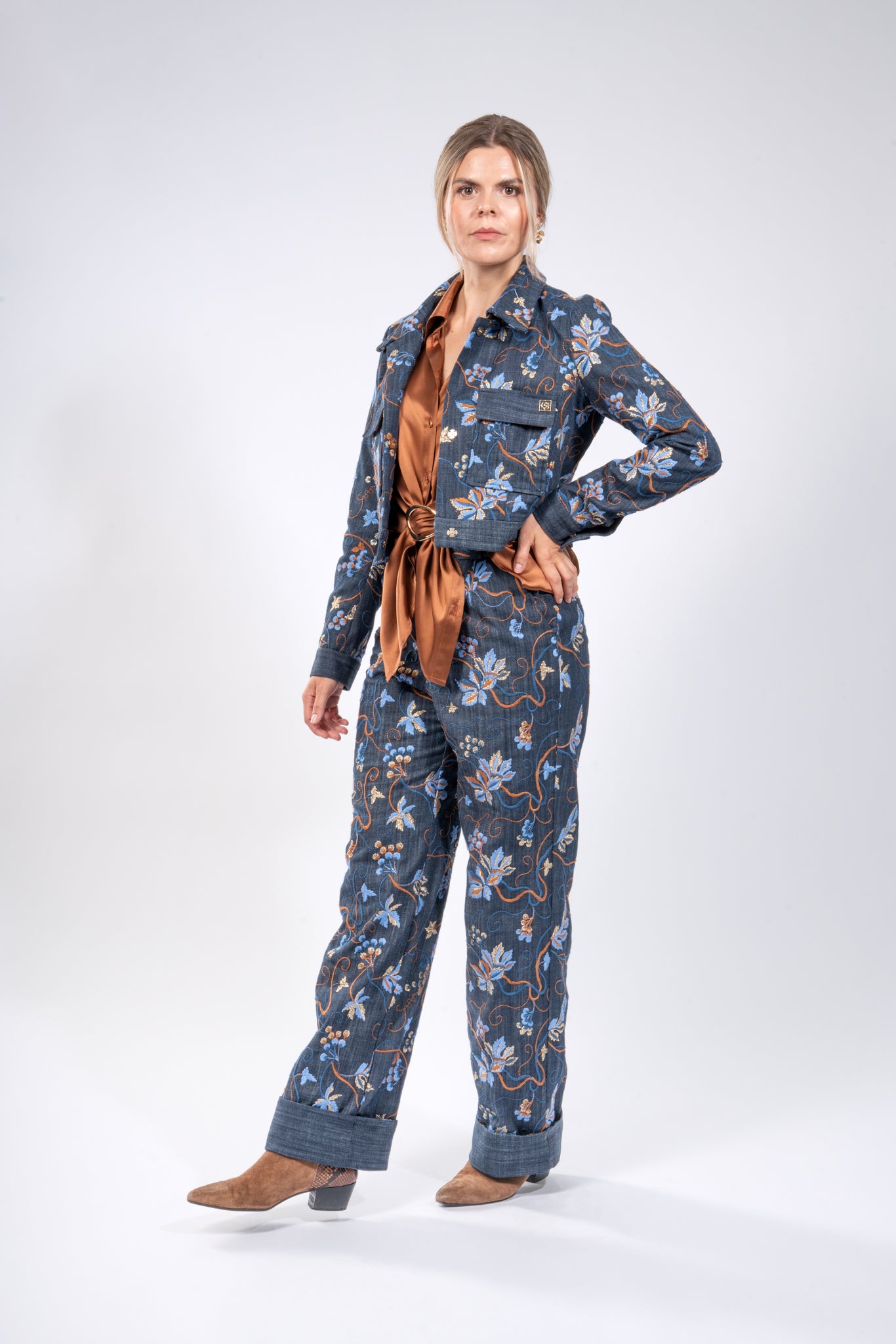 Kurzes Jäckchen aus besticktem Denim