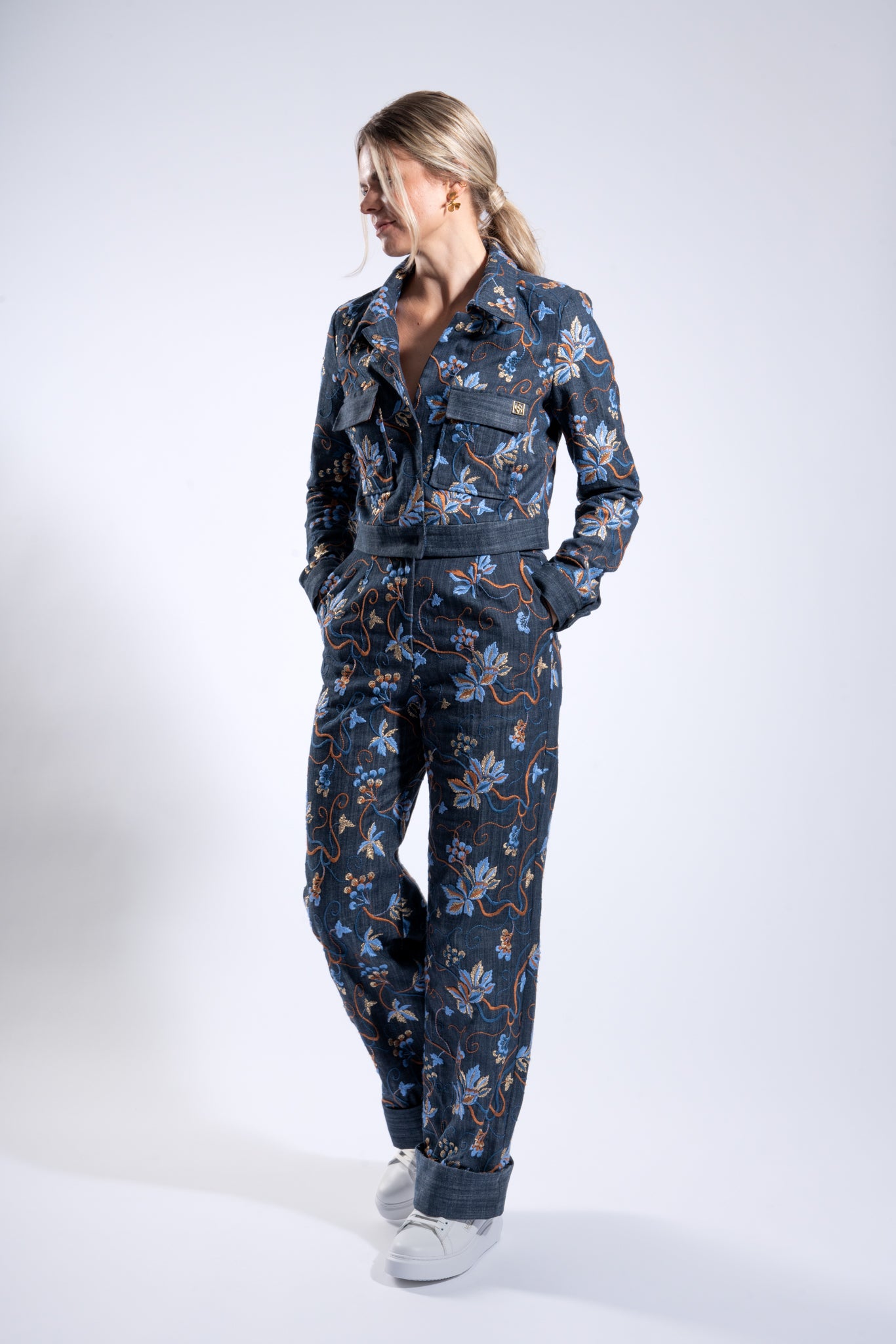 Weite Hose aus besticktem Denim mit breitem Aufschlag