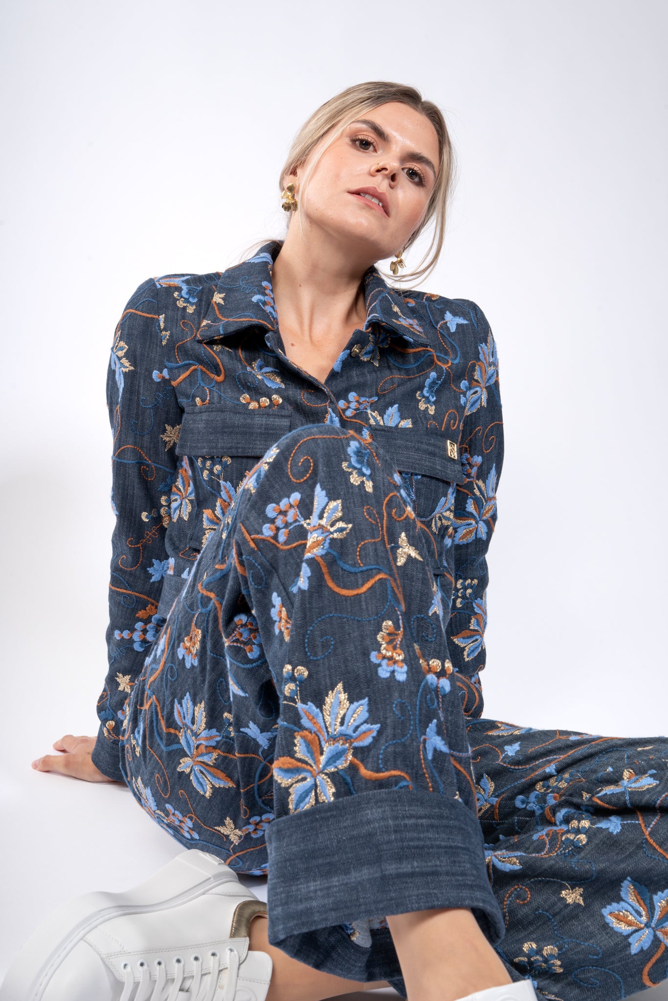 Weite Hose aus besticktem Denim mit breitem Aufschlag