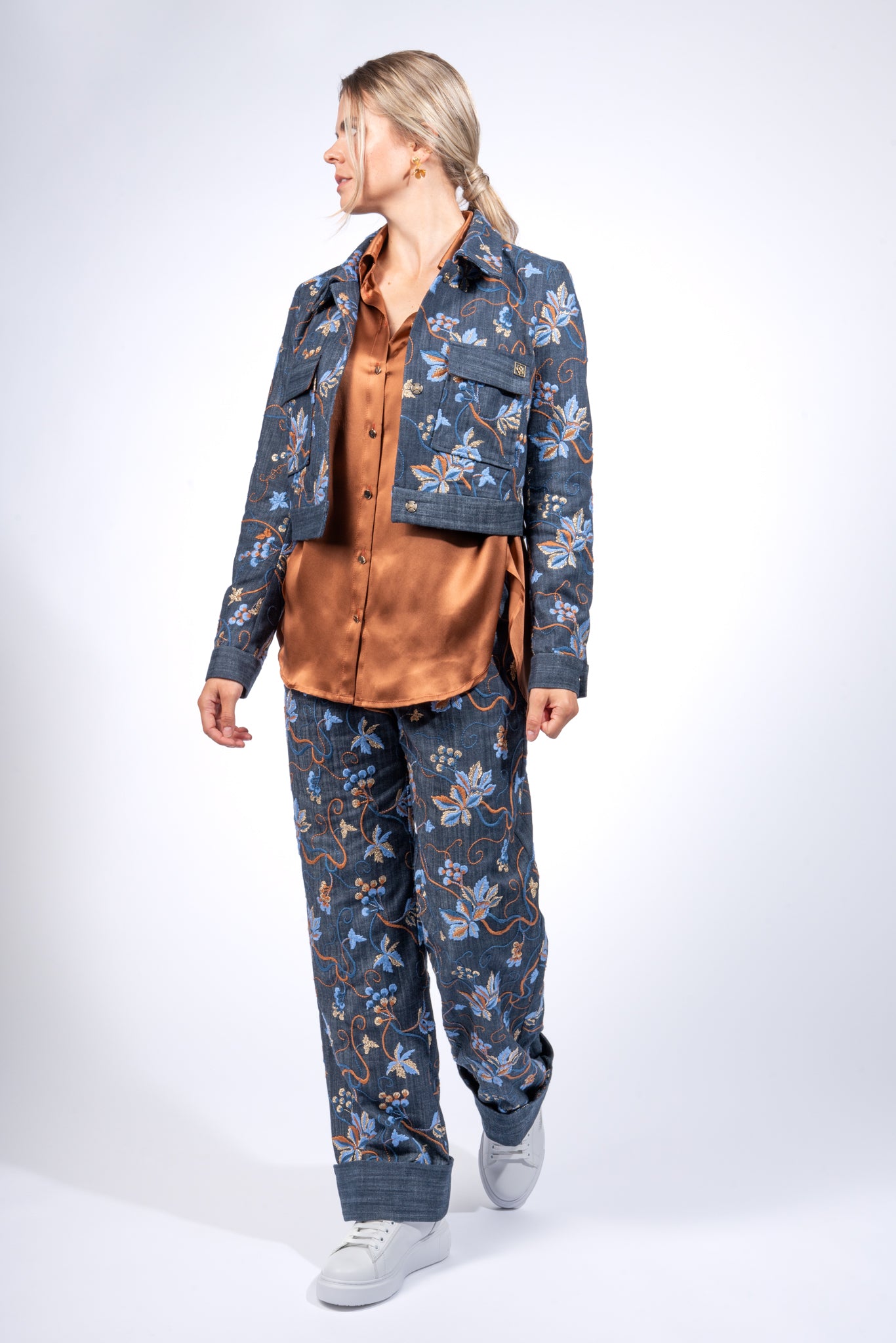 Weite Hose aus besticktem Denim mit breitem Aufschlag