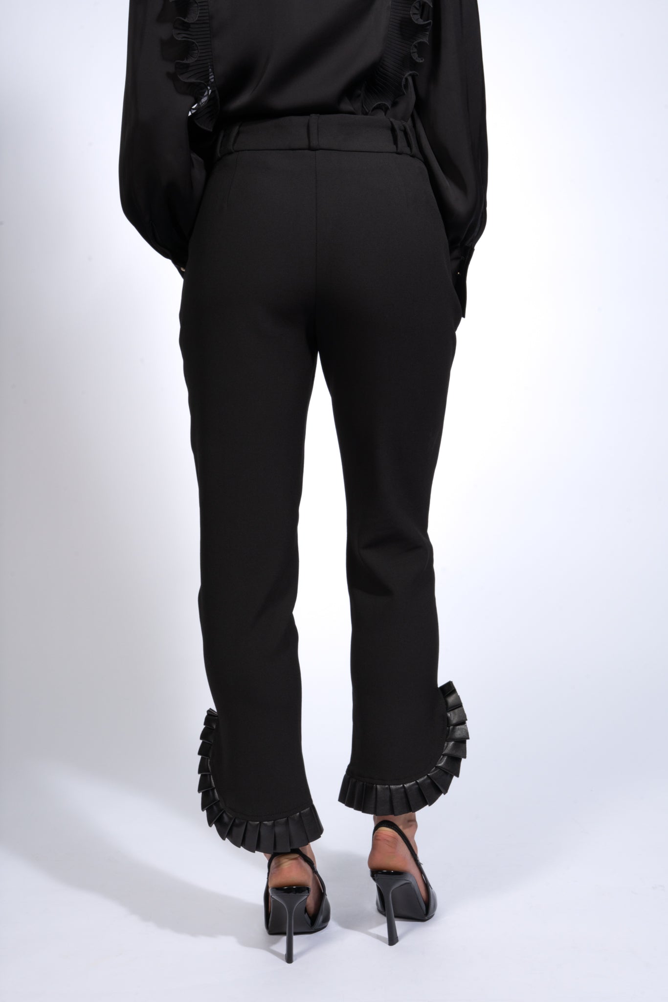 Enge Hose mit Falten aus veganem Leder - knitterfrei