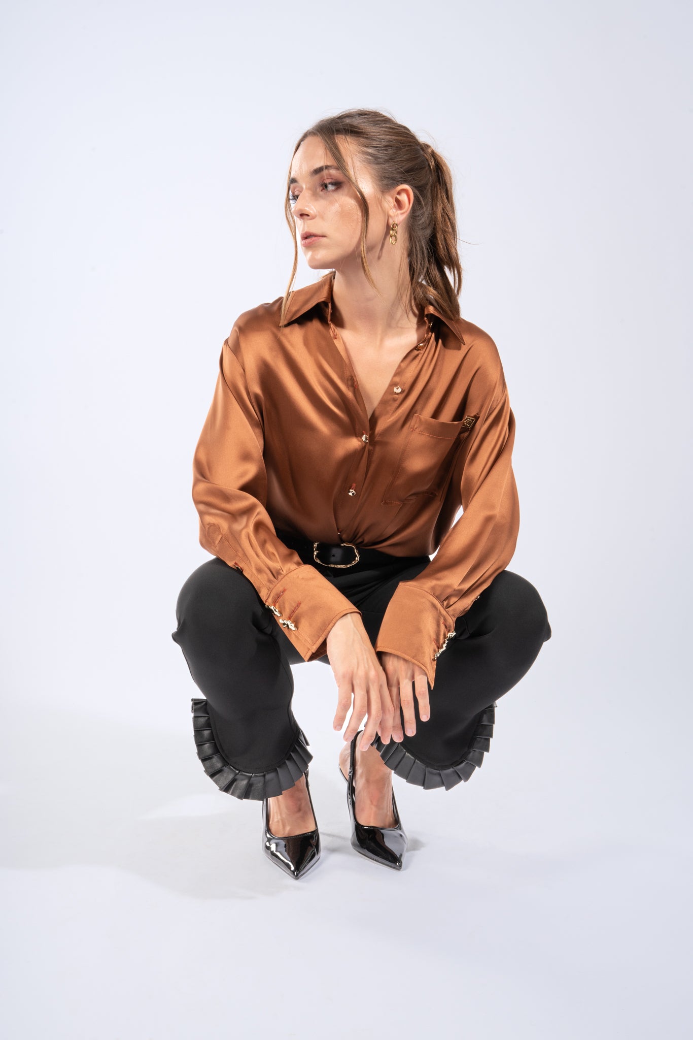 Enge Hose mit Falten aus veganem Leder - knitterfrei