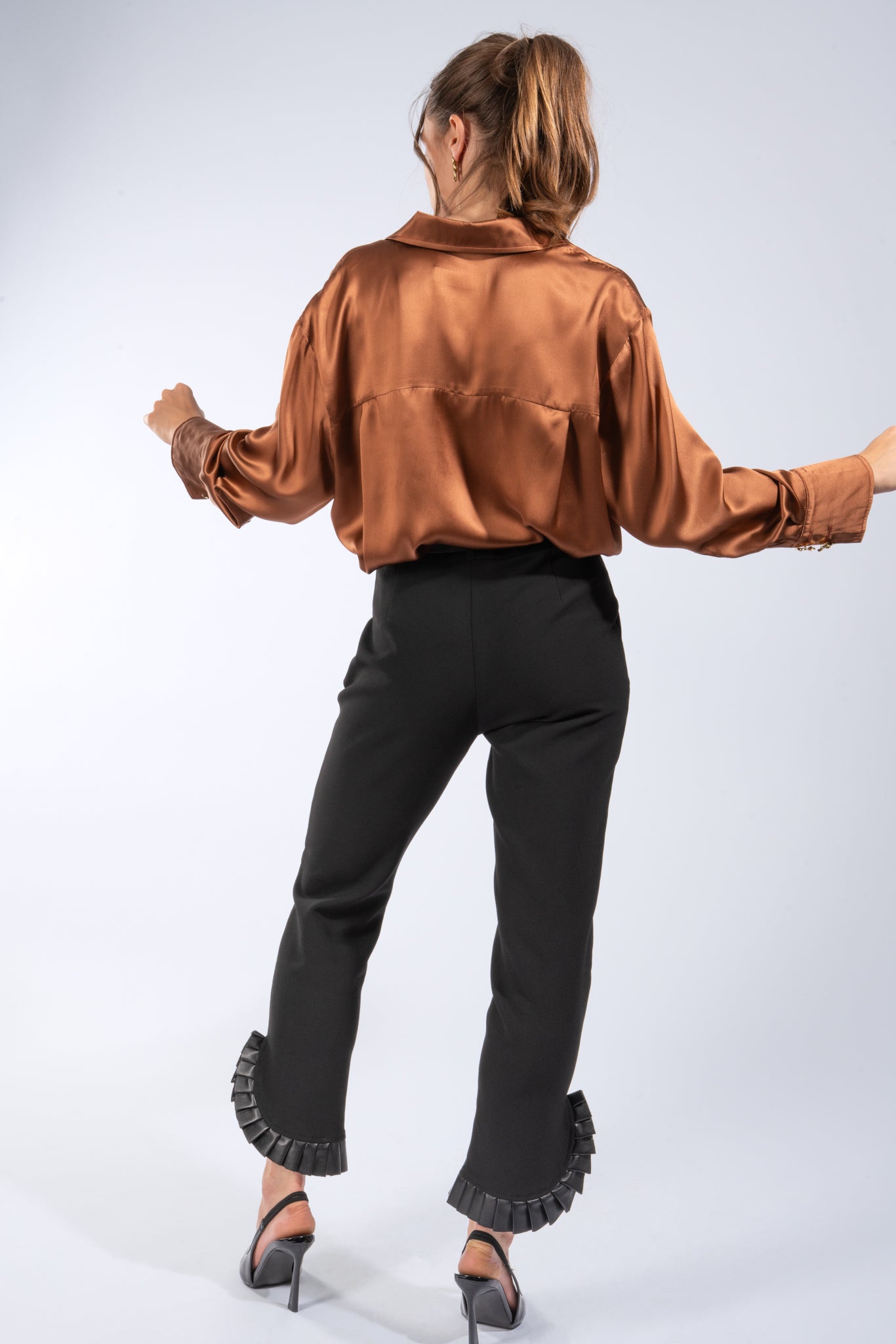 Enge Hose mit Falten aus veganem Leder - knitterfrei