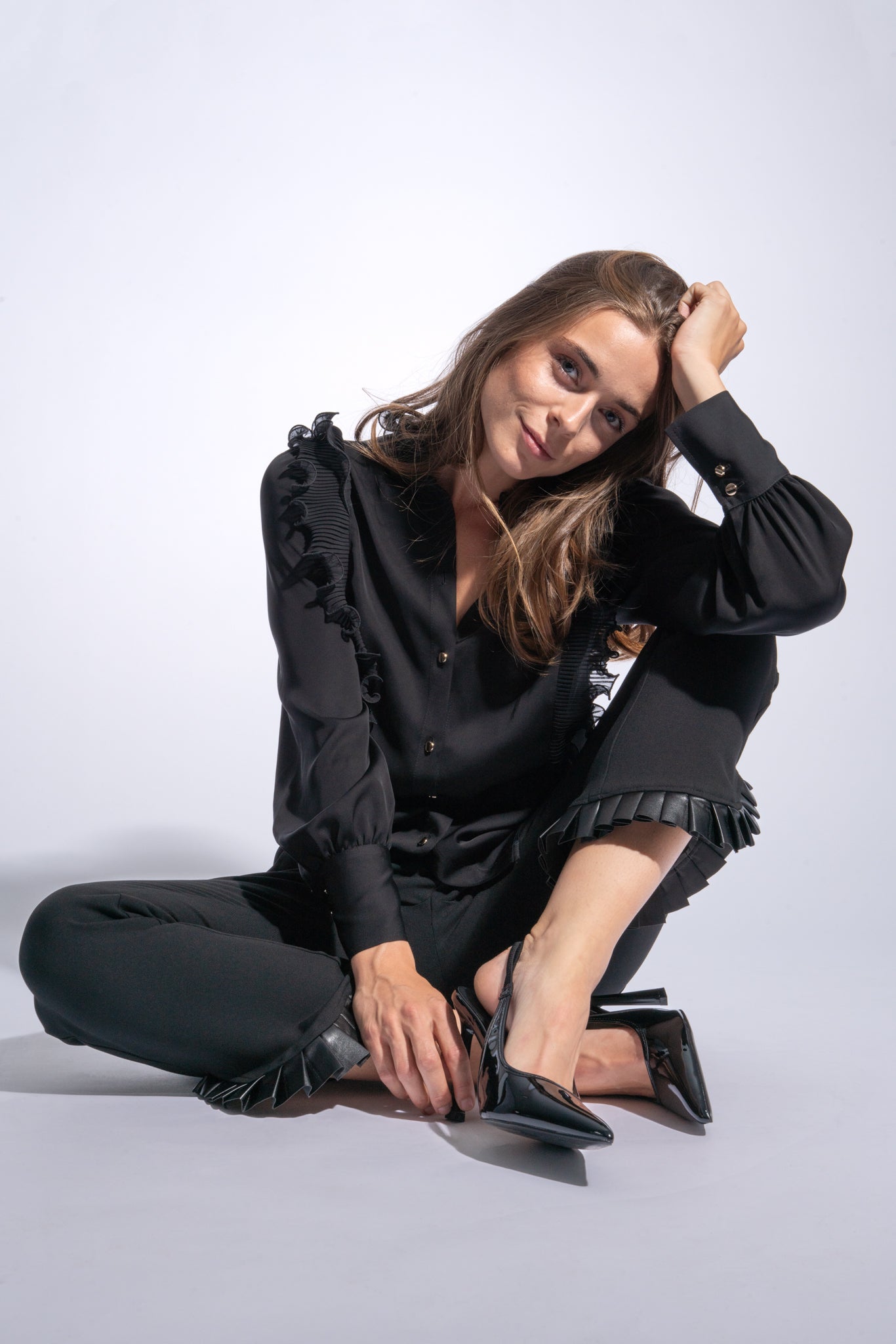 Enge Hose mit Falten aus veganem Leder - knitterfrei