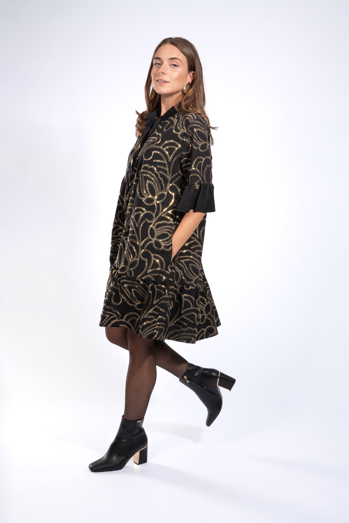 Kurzes schwingendes Kleid aus bestickter Baumwolle mit Goldknöpfen