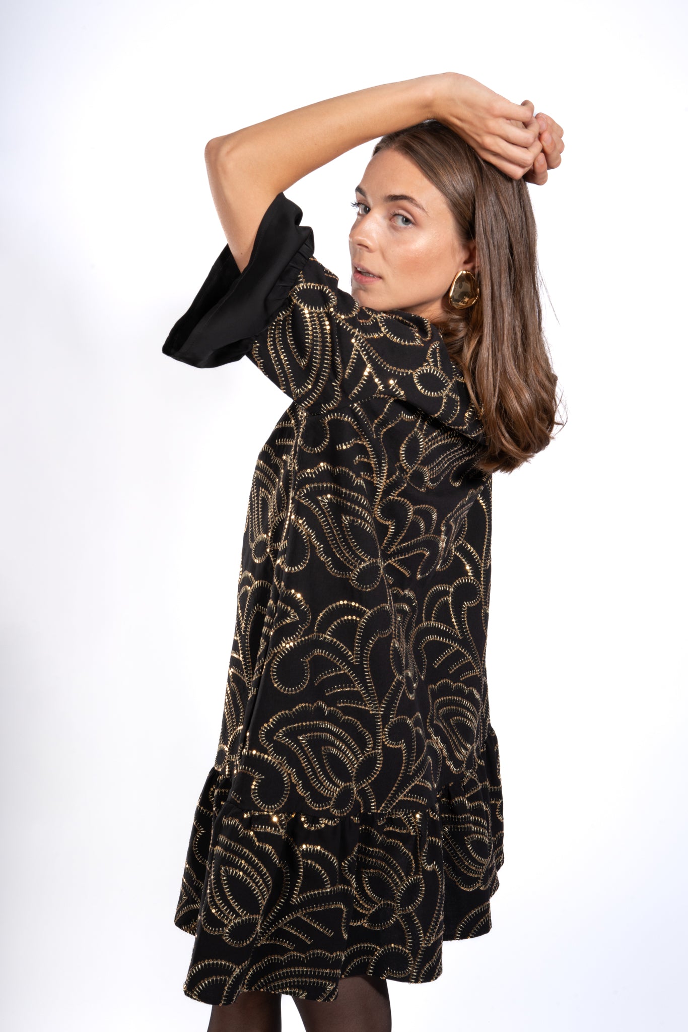 Kurzes schwingendes Kleid aus bestickter Baumwolle mit Goldknöpfen