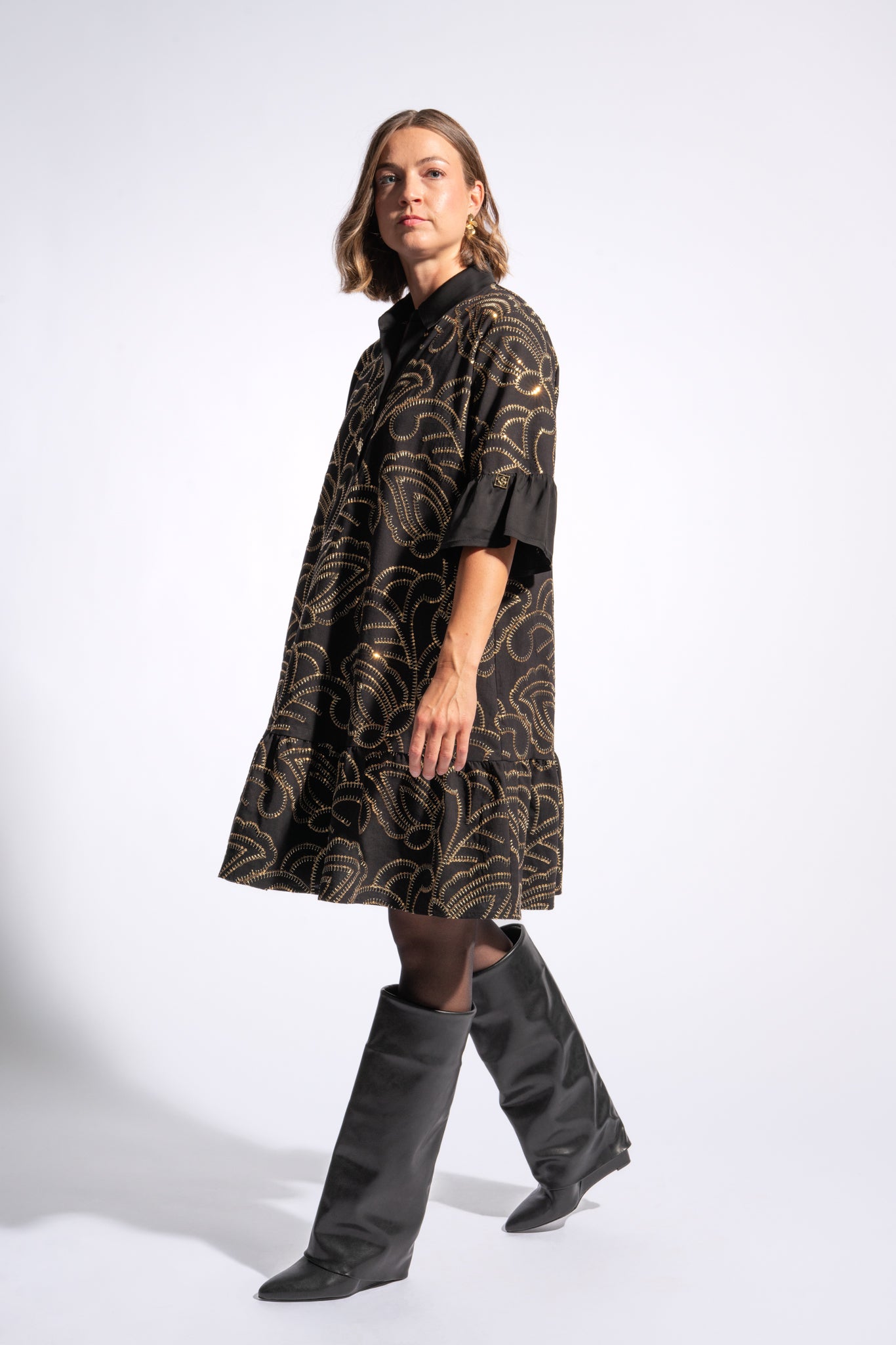 Kurzes schwingendes Kleid aus bestickter Baumwolle mit Goldknöpfen