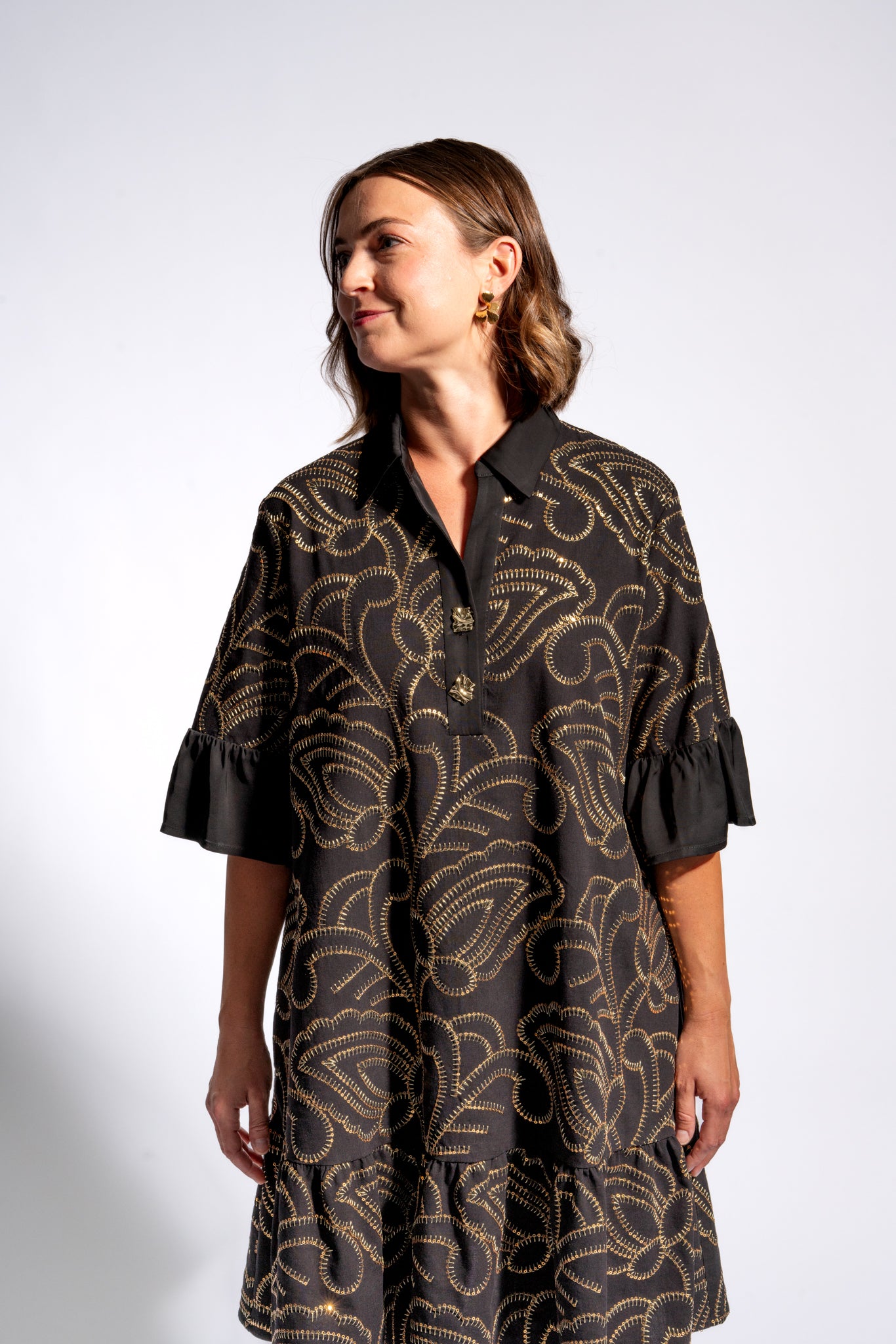 Kurzes schwingendes Kleid aus bestickter Baumwolle mit Goldknöpfen