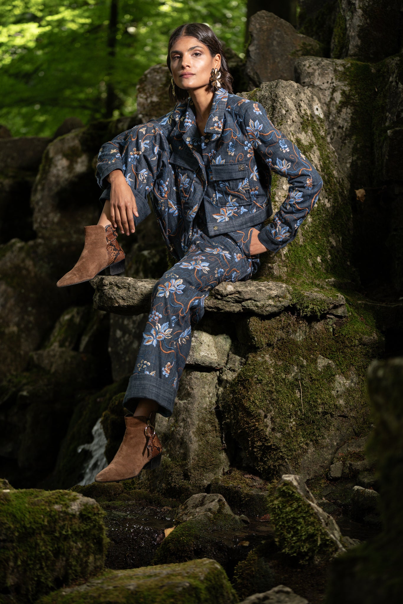 Weite Hose aus besticktem Denim mit breitem Aufschlag