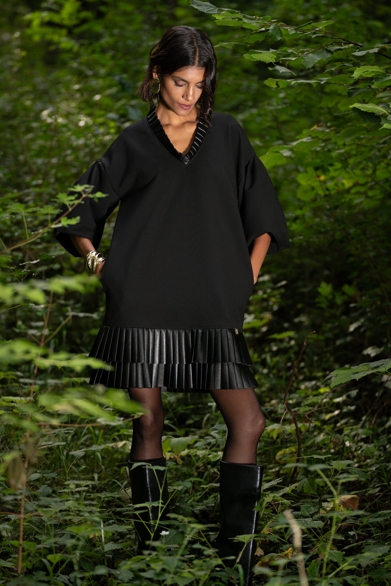 Kurzes Kleid mit veganen Lederfalten