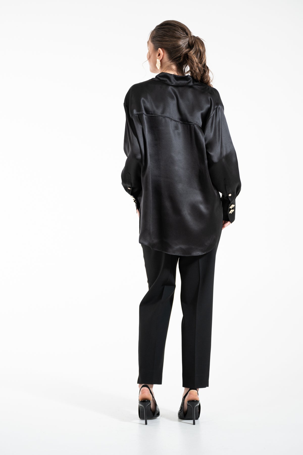 Oversized Hemdbluse aus Seide - mit Brosche zum Knoten - schwarz